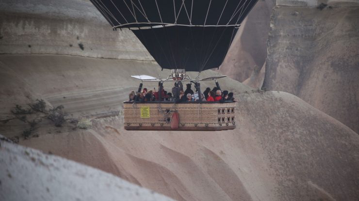 Zborurile cu balonul cu aer cald deasupra siturilor faraonice din Luxor, Egipt, suspendate