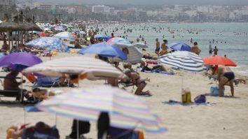 Japonia implementează inteligența artificială pentru a detecta curenții, pe măsură ce plajele se supraaglomerează