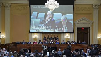 Trump şi Pence – foşti prieteni, acum rivali, găzduiesc mitinguri separate ca să sprijine candidaţii republicani în alegerile pentru funcţia de guvernator al Arizonei