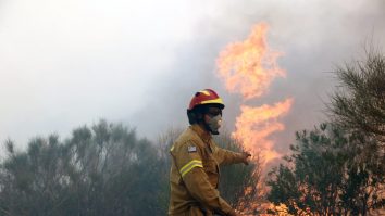 Pompierii români intervin la stingerea unui incendiu din Nord-Estul Atenei