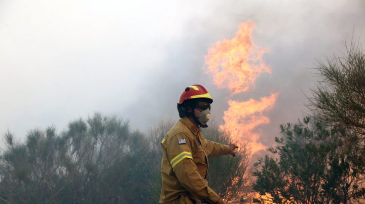 Pompierii români intervin la stingerea unui incendiu din Nord-Estul Atenei