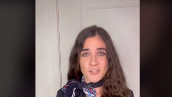 VIDEO. O însoțitoare de bord dezvăluie de ce nu trebuie să bei cafea sau ceai în avion „Niciodată”