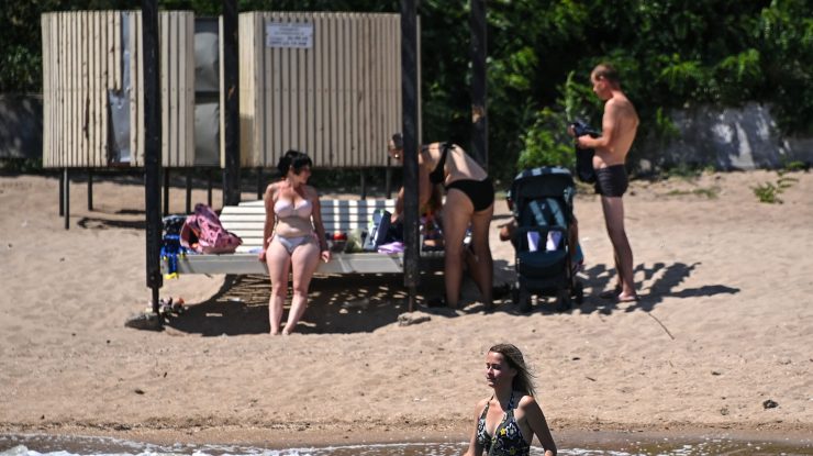 STUDIU. Expunerea la soare îi face pe bărbați, nu pe femei, să mănânce mai mult