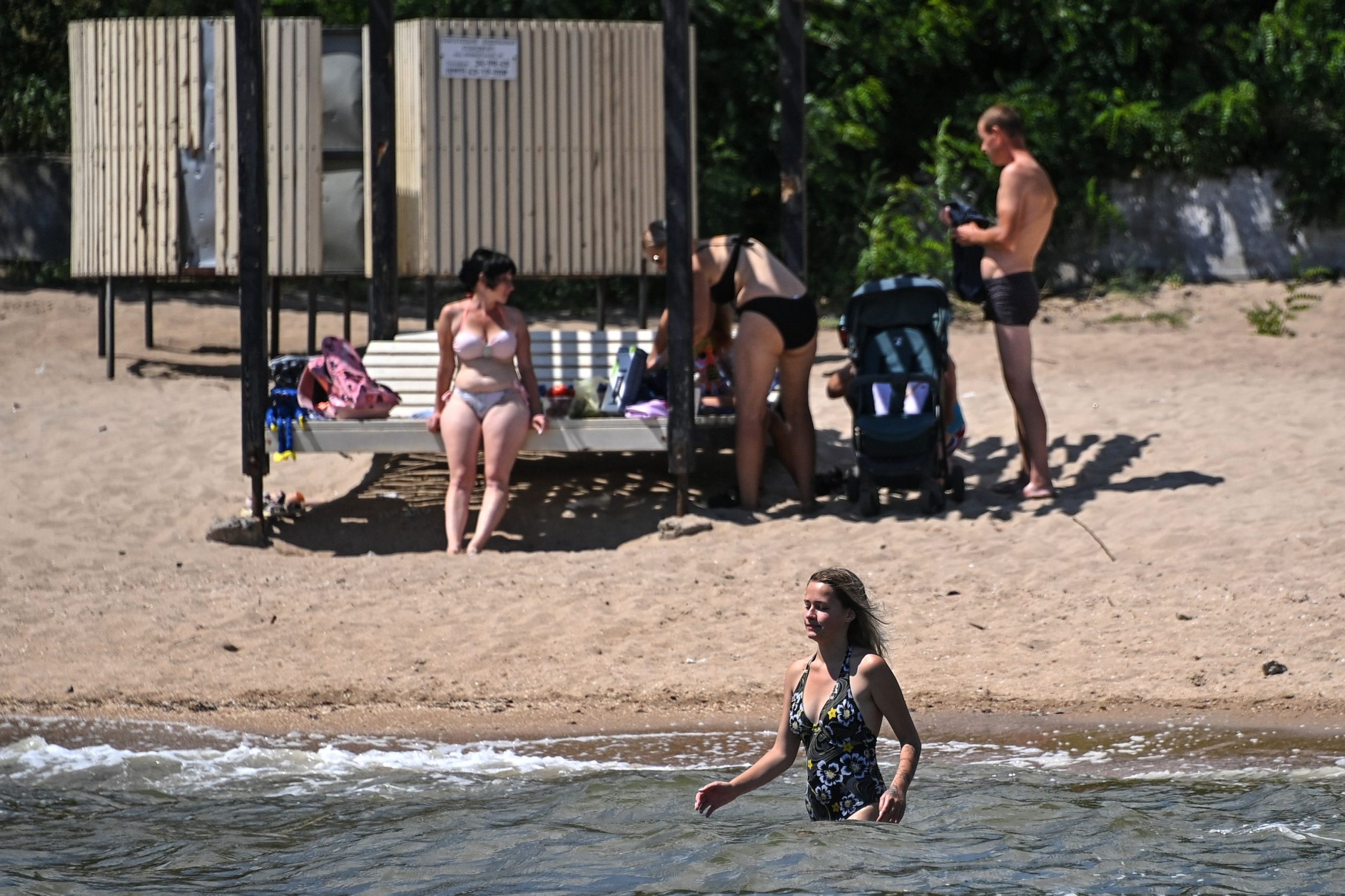 STUDIU. Expunerea la soare îi face pe bărbați, nu pe femei, să mănânce mai mult