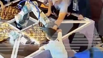 VIDEO. Un robot de șah și-a apucat adversarul de doar 7 ani și i-a rupt degetul