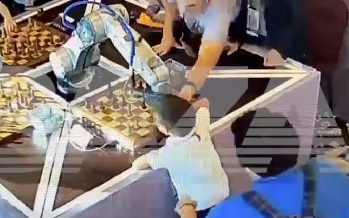 VIDEO. Un robot de șah și-a apucat adversarul de doar 7 ani și i-a rupt degetul