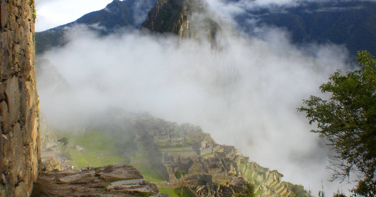 Machu Picchu este amenințat de incendii. 20 de hectare de vegetație au ars până miercuri