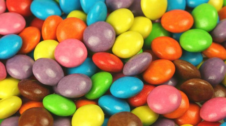Un consumator a dat în judecată Skittles. Compania, acuzată că nu declară efectele nocive ale colorantului din bomboane