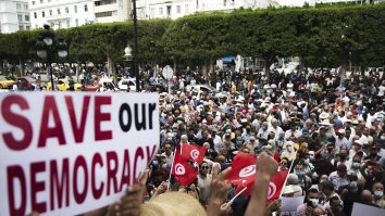 Preşedintele din Sri Lanka va demisiona după ce palatul a fost luat cu asalt de protestatari