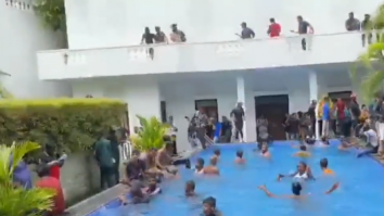 Protestatarii din Sri Lanka au înotat în piscina președintelui după ce au luat cu asalt reședința oficială