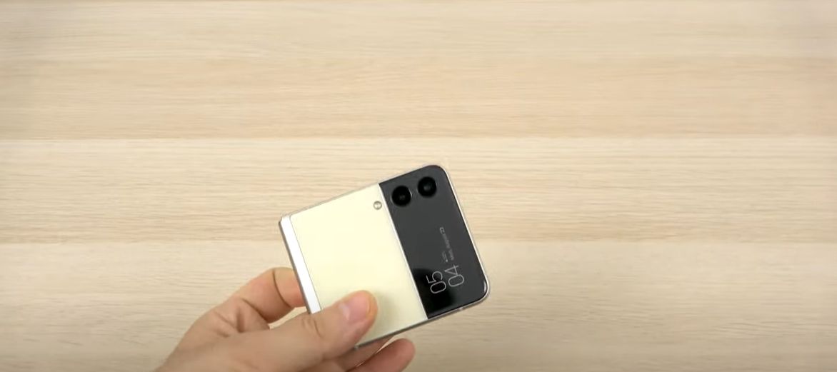 O imagine filtrată a lui Galaxy Z Flip 4 arată viitorul telefon pliabil Samsung
