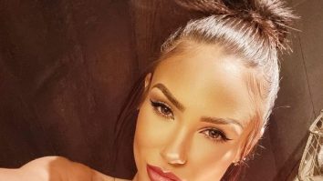 O mamă face conținut obraznic OnlyFans