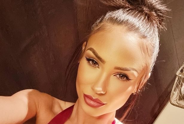 O mamă face conținut obraznic OnlyFans
