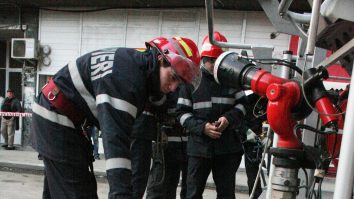 O bucată de tencuială s-a desprins de pe un bloc din centrul Bucureștiului și a căzut lângă clienții unei terase