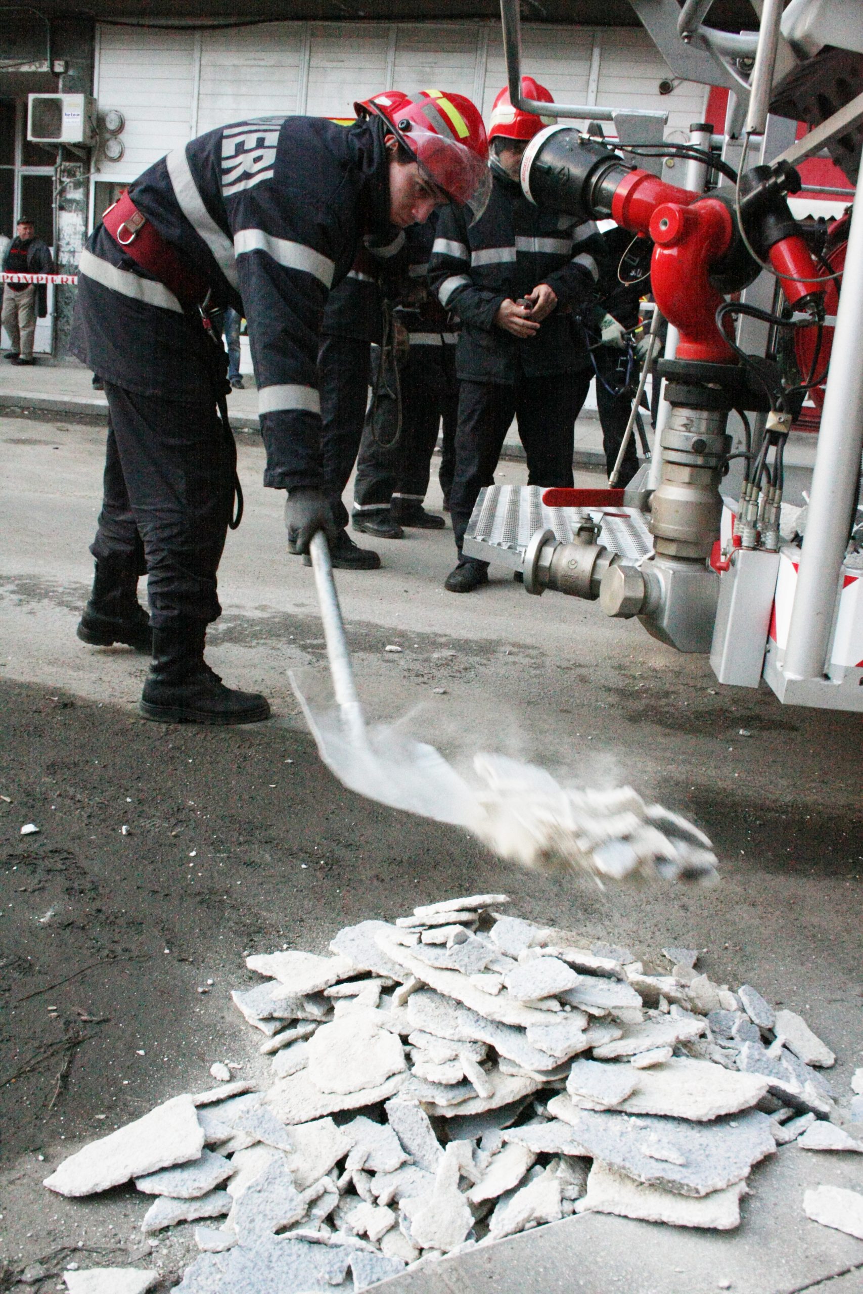 O bucată de tencuială s-a desprins de pe un bloc din centrul Bucureștiului și a căzut lângă clienții unei terase