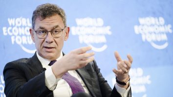 CEO-ul Pfizer, Albert Burla a fost testat pozitiv pentru COVID-19