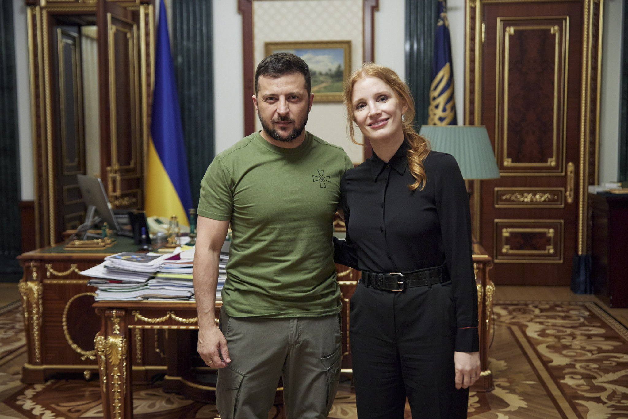 VIDEO. Actrița americană Jessica Chastain l-a vizitat pe  Volodimir Zelenski în semn de susţinere pentru Ucraina