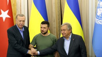 (LtoR) Turkish President Recep Tayyip Erdogan, Ukrainian President Volodymyr Zelensky and UN Secretary-General Antonio Guterres shake hands at the end of their press-conference following the talks in western Ukrainian city of Lviv on August 18, 2022, amid Russian invasion of Ukraine. (Photo by Dimitar DILKOFF / AFP)