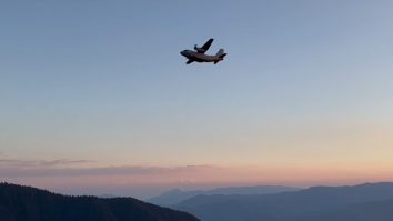 Un avion militar intervine pentru a stinge un incendiu izbucnit pe Muntele Zănoaga Câinenilor, în Vâlcea