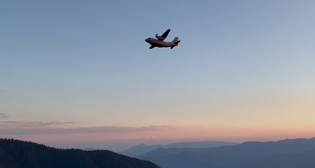 Un avion militar intervine pentru a stinge un incendiu izbucnit pe Muntele Zănoaga Câinenilor, în Vâlcea