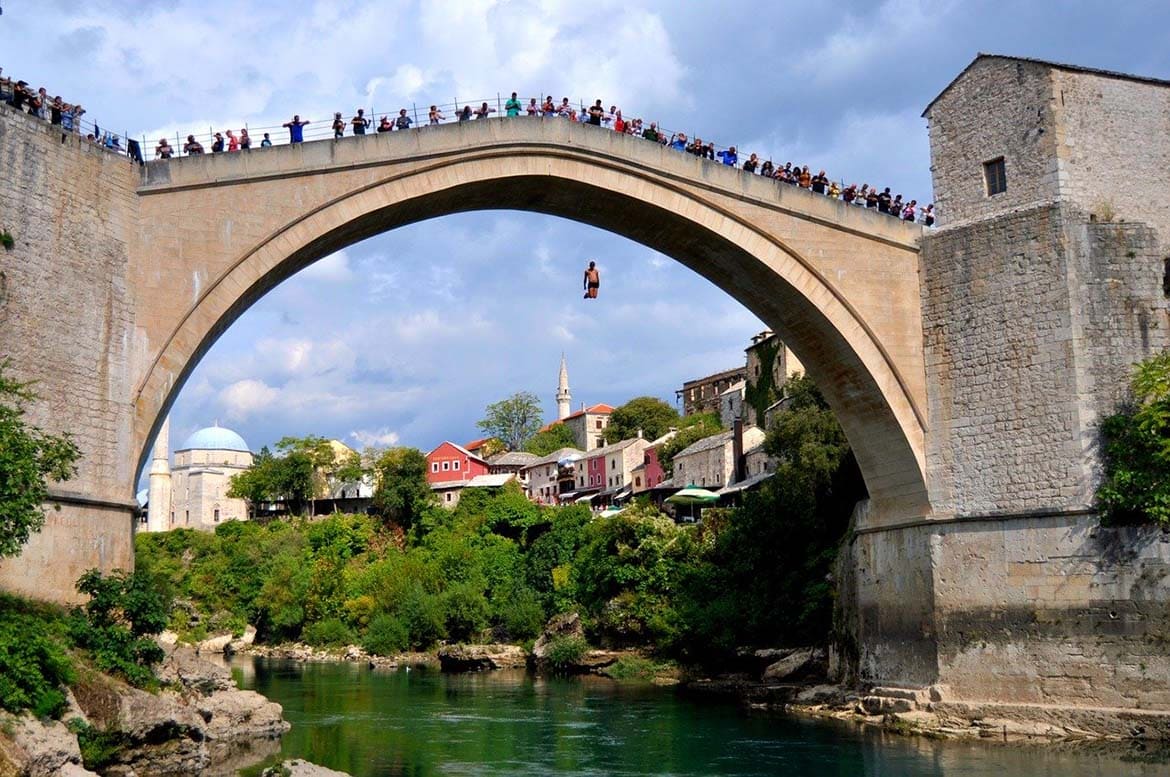 Curajoșii plonjează de pe pod. Evenimentul a devenit tradiție în Bosnia-Herțegovina