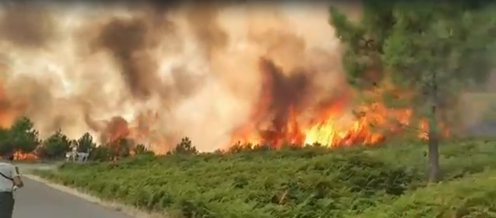 Colaps la granița dintre Franța și Spania: un macro incendiu blochează autostrada și obligă la evacuarea a peste 10.000 de persoane