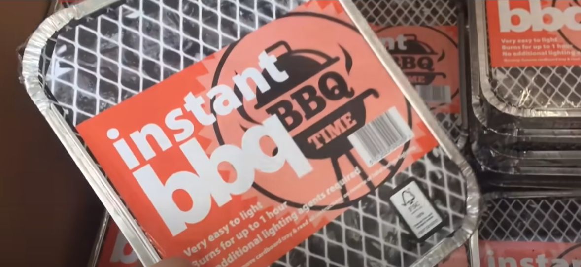 De ce toate marile supermarketuri au interzis grătarele de unică folosință? Când vei putea cumpăra din nou unul