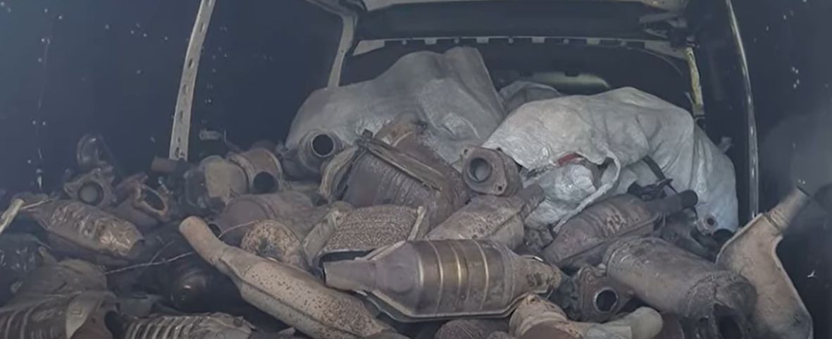 „Aurul negru din eșapamentul mașinii”. Furturile de catalizatoare au crescut cu până la 600% în orașe mega cunoscute