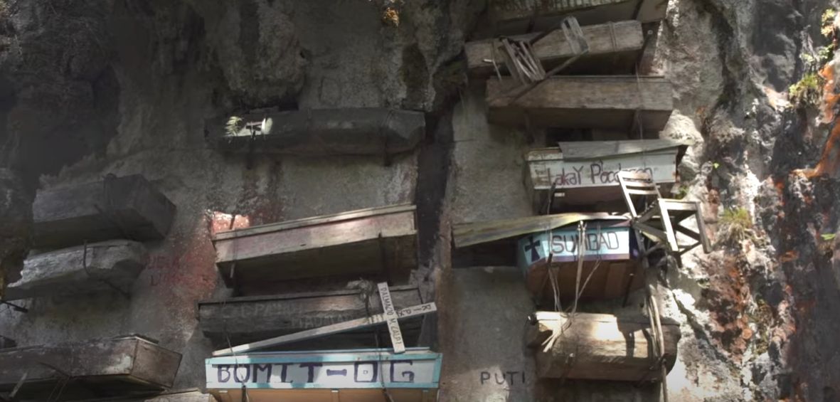 Cimitirul anti-gravitațional unde sicrie pline au fost suspendate pe marginea unei stânci timp de 2.000 de ani