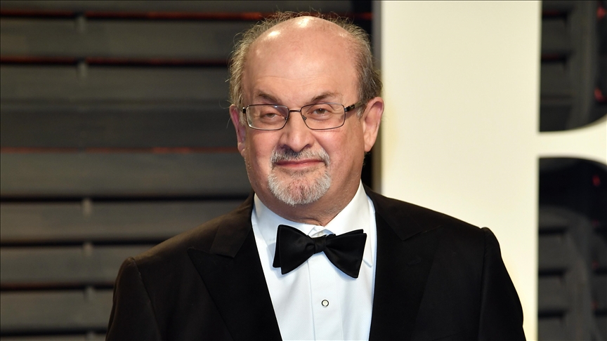 UPDATE. Scriitorul Salman Rushdie este în viață, afirmă guvernatorul New York-ului. Agresorul a fost reținut