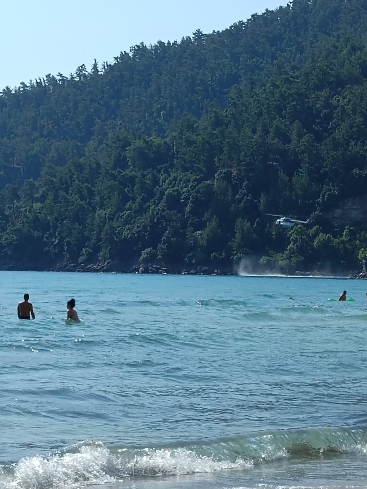 Incendii uriașe pe insula Thassos. Turiştii sunt rugaţi să-şi limiteze deplasările