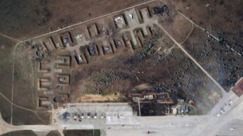 VIDEO. O bază aeriană din Crimeea, grav avariată. Rusia a negat că a fost un atac