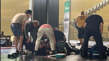 Scriitorul iranian Salman Rushdie a fost atacat pe scena unei conferințe la New York