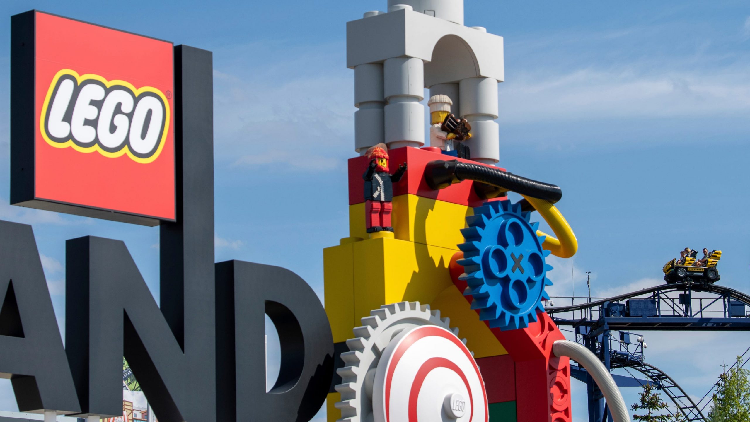 Zeci de persoane au fost rănite după ce două trenuri de rollercoaster s-au ciocnit într-un parc de distracții