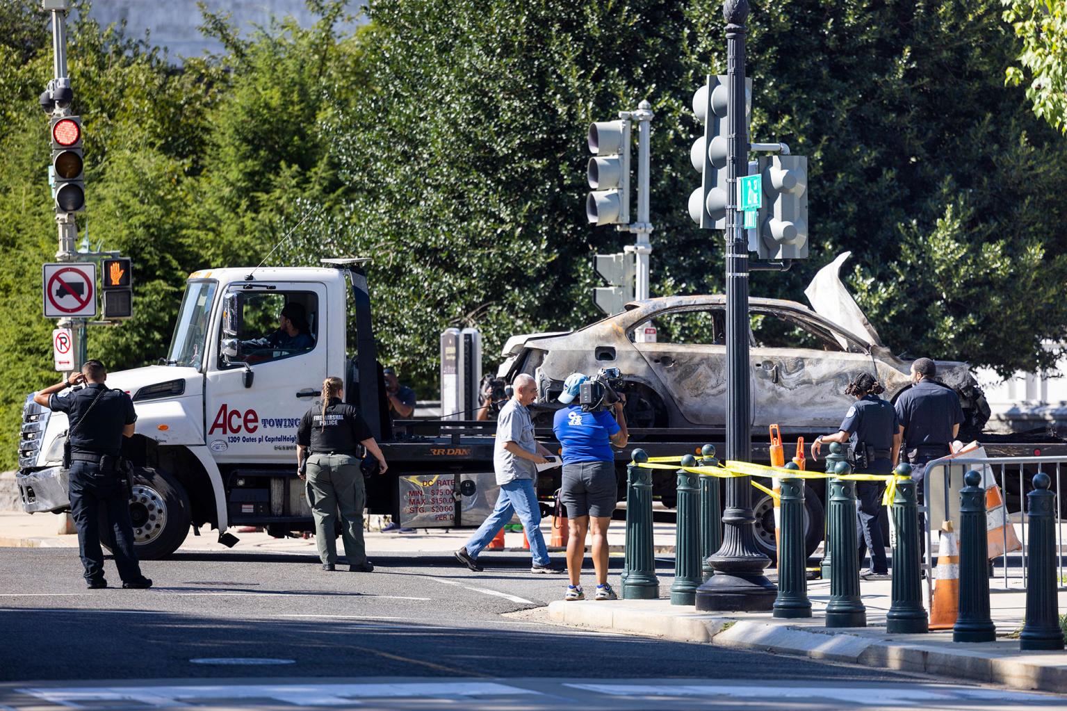 Un bărbat a accidentat o mașină lângă baricada din apropierea Capitoliului SUA, a deschis focul și s-a sinucis