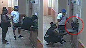 Un bărbat se urcă în toboganul de gunoi al unei clădiri înainte de a fi tăiat în bucăți