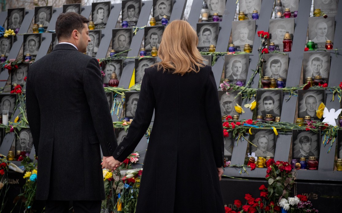 Volodimir Zelenski și Olena Zelenska au depus flori la Zidul de comemorare a apărătorilor căzuți din Ucraina