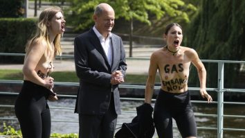 Femeile topless au protestat în fața lui Olaf Scholz pentru a cere interzicerea gazului rusesc
