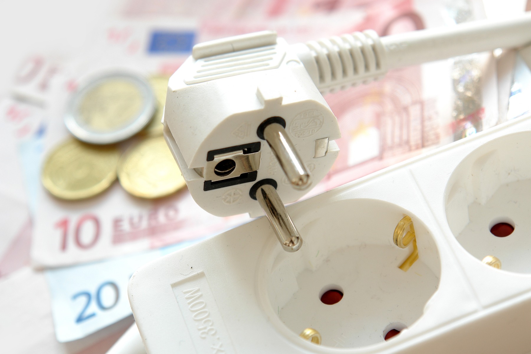 Zece aparate de uz casnic obișnuite care îți cresc lunar facturile de energie