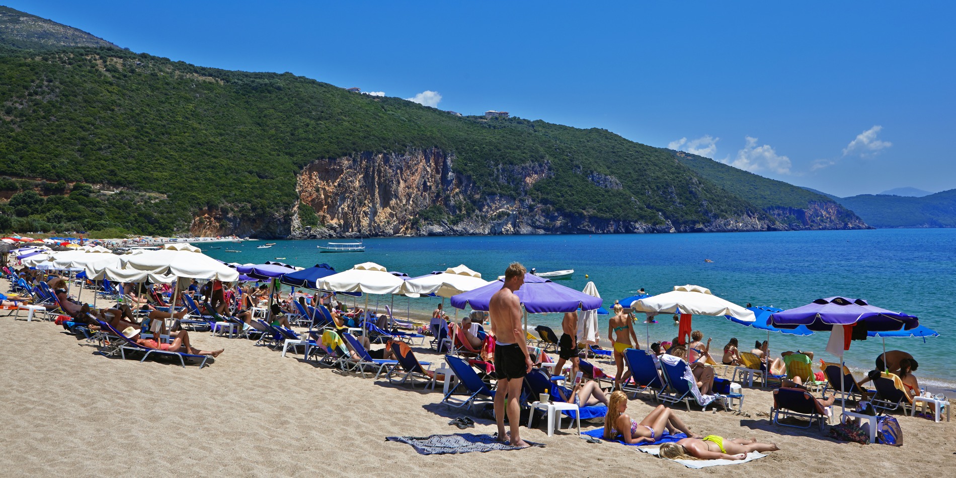 „Războiul șezlongurilor”: Un clip șocant arată cum se luptă turiștii în zorii zilei