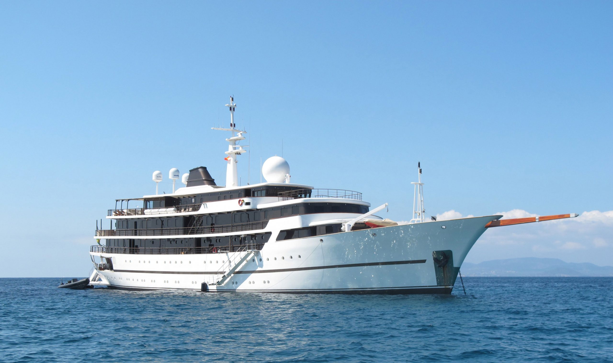 Impozite pentru cei bogați: Canada impune o nouă taxă pe mașinile de lux, iahturile și avioanele private