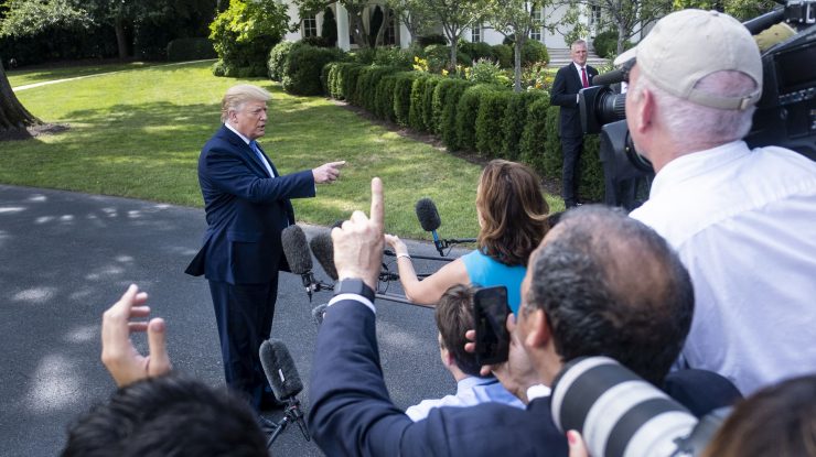 Trump, acuzat că și-a îngropat fosta soție pe terenul clubului său de golf pentru a profita de scutiri fiscale