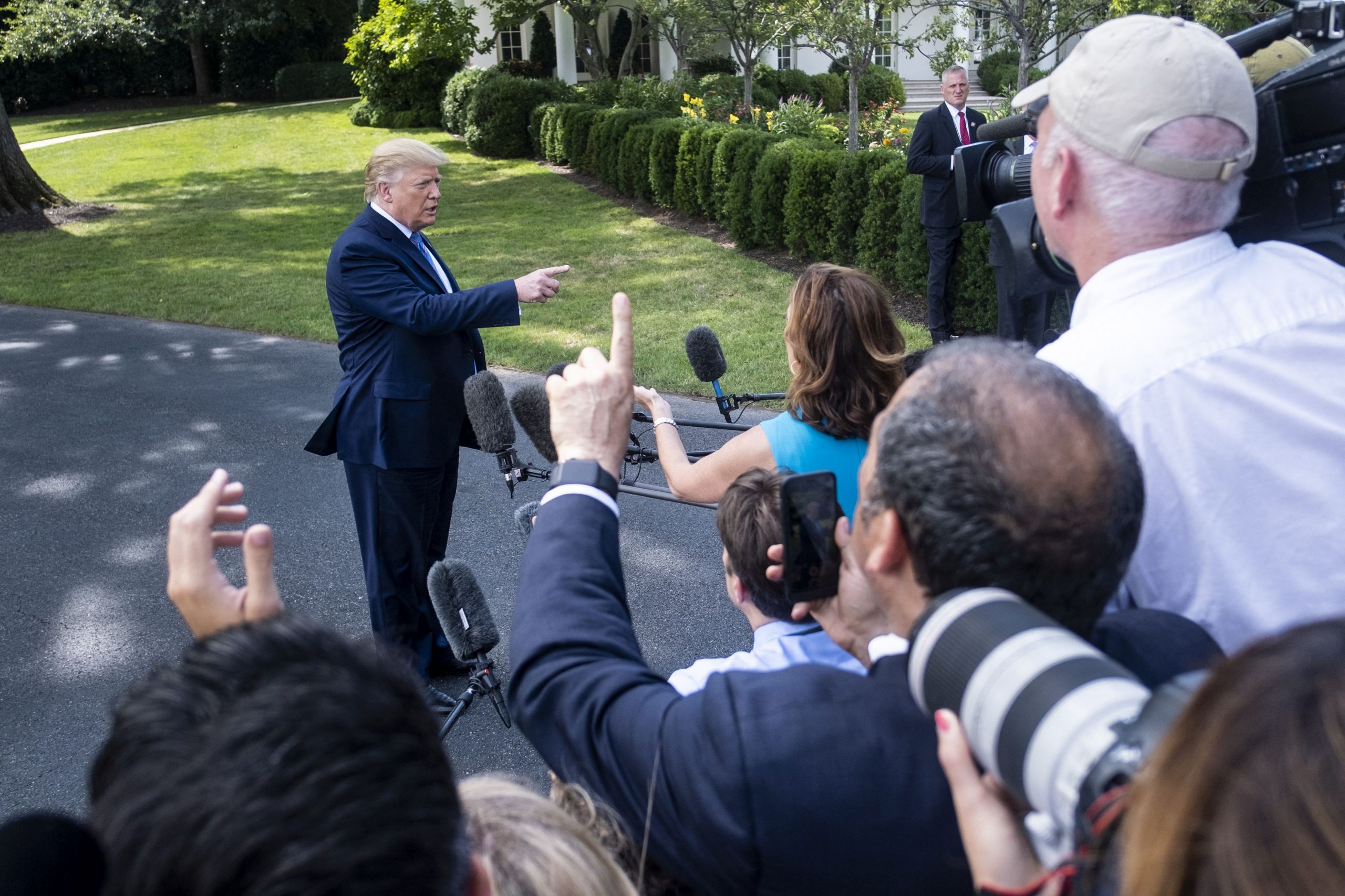 Trump, acuzat că și-a îngropat fosta soție pe terenul clubului său de golf pentru a profita de scutiri fiscale