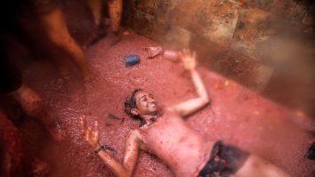„Tomatina”, celebra luptă cu roșii din Spania, a revenit după o absență de doi ani