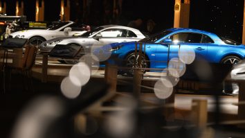 Finlanda: Mașinile de lux ale rușilor aflați în tranzit umplu parcarea aeroportului din Helsinki