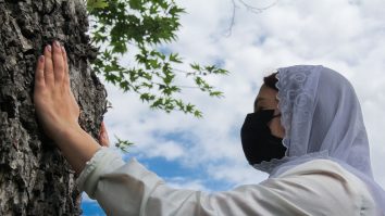 VIDEO. Campionatul mondial de îmbrățișat copaci are loc în Finlanda