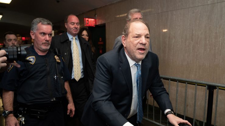 Cea mai înaltă instanță din New York permite mogulului de film căzut în dizgrație Harvey Weinstein să facă apel la condamnarea pentru viol