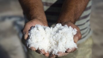 Un singur gram de sare face diferența pentru milioane de atacuri de cord