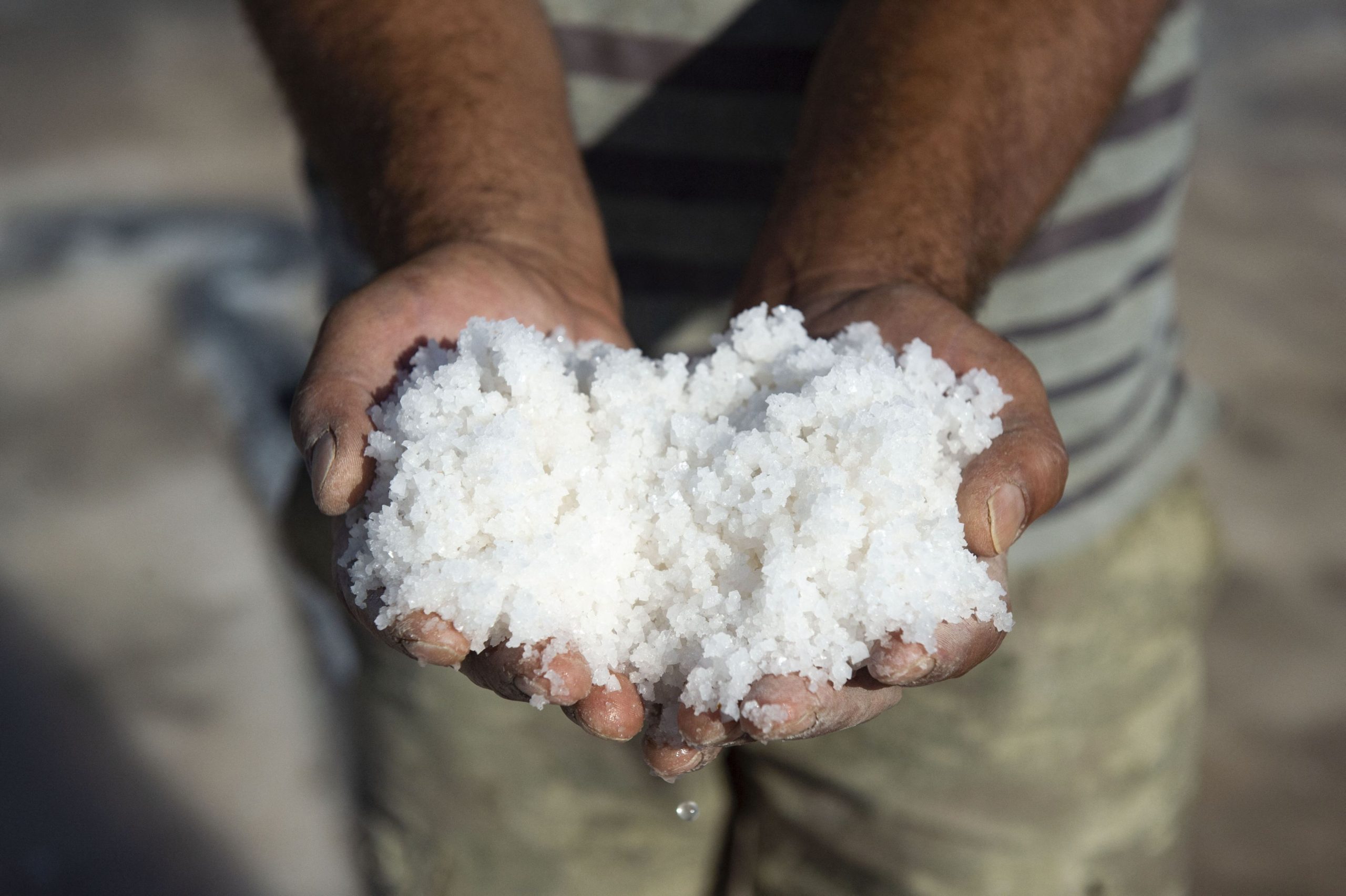 Un singur gram de sare face diferența pentru milioane de atacuri de cord