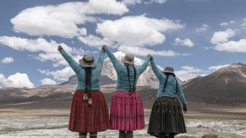 Bolivia: Femeile indigene Aymara își pun amprenta pe terenul de golf